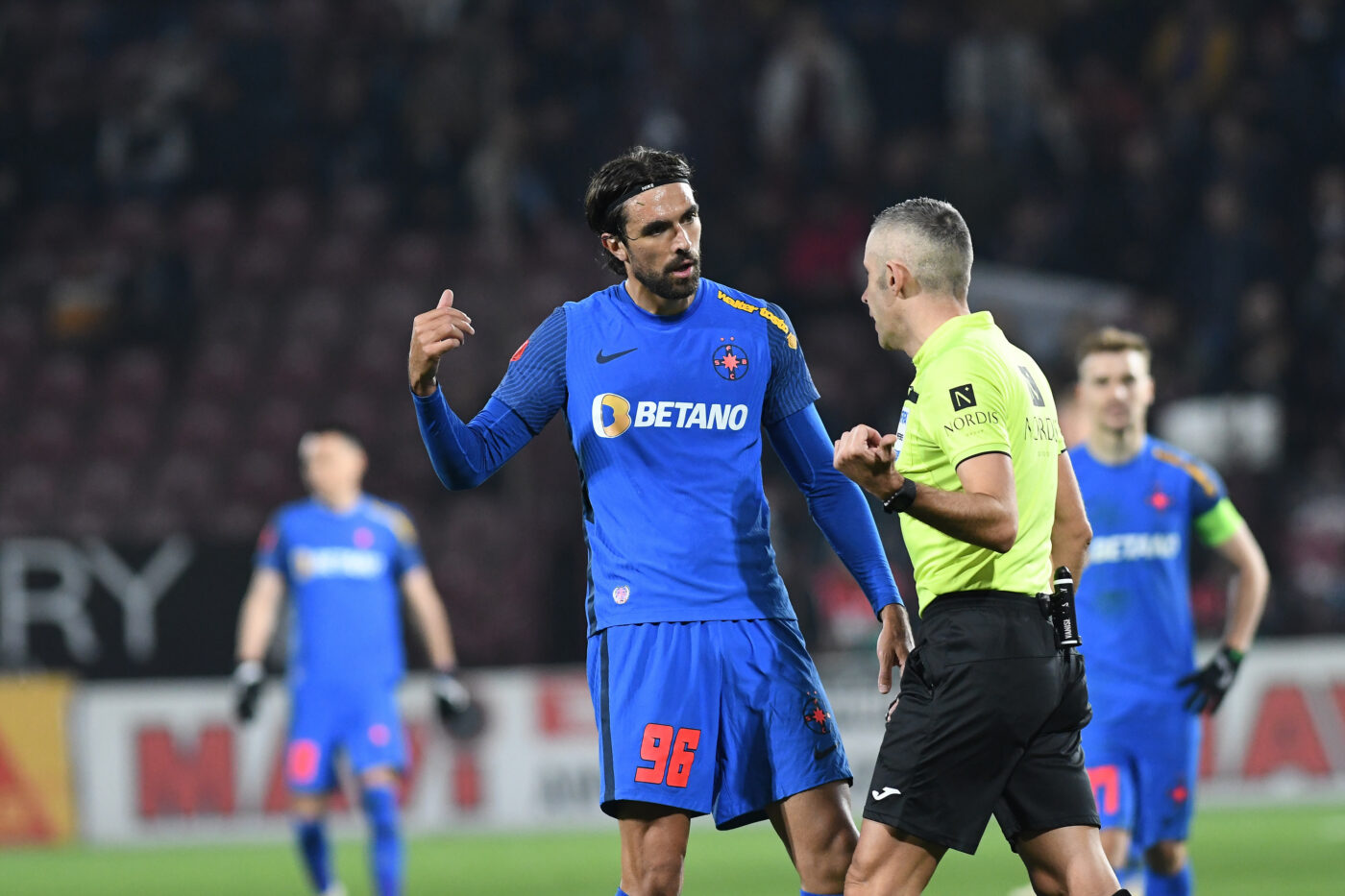 Este „lucrată” FCSB ca să nu câștige titlul? Ce spune Gigi Becali despre arbitrajul de la derby-ul cu CFR Cluj. „Faza aia îmi dă de gândit! De ce? Pentru ce?”