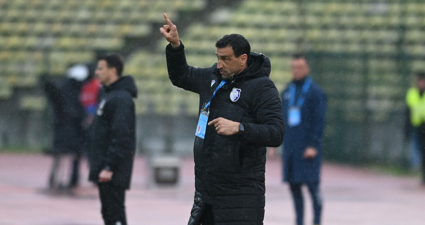 Bogdan Vintilă a dezvăluit ce le-a spus jucătorilor înainte de FC Argeș – Chindia Târgoviște și cui dedică victoria: „Are ceva probleme și suntem alături de el!”