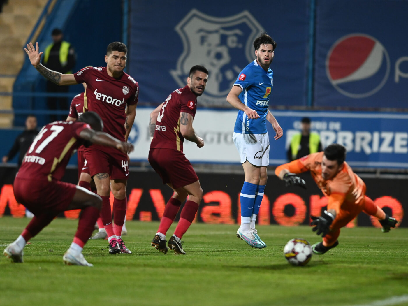 Faza care poate decide campionatul: Sebastian Colțescu a anulat un penalty dictat, în minutul 90, în Farul – CFR Cluj! VAR a intervenit și Dan Petrescu a rămas încremenit pe banca de rezerve!
