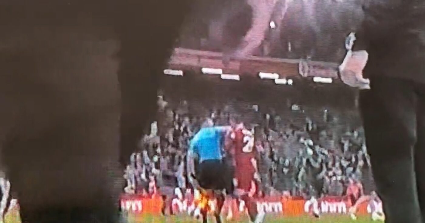Faza zilei în fotbalul european s-a petrecut la meciul Liverpool – Arsenal! Andy Robertson a fost lovit în figură de arbitru | VIDEO