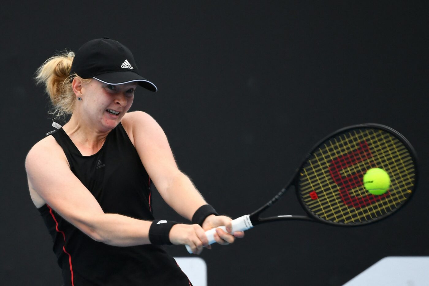 Francesca Jones, jucătoarea de tenis cu doar 8 degete la mâini și 7 la picioare, a făcut un salt de 431 de locuri în clasamentul WTA! A reușit o victorie impresionantă în sferturile turneului de la Bogota
