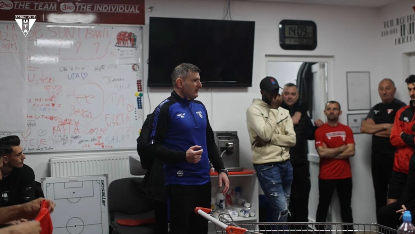 Gafă sau mesaj pentru patronat? Ce a apărut în vestiarul unui club din Superliga, pe tabla pe care jucătorii primesc de regulă indicații tactice! E mâna fanilor sau e modul în care fotbaliștii au ales să se revolte împotriva restanțelor de la echipă? | FOTO & VIDEO