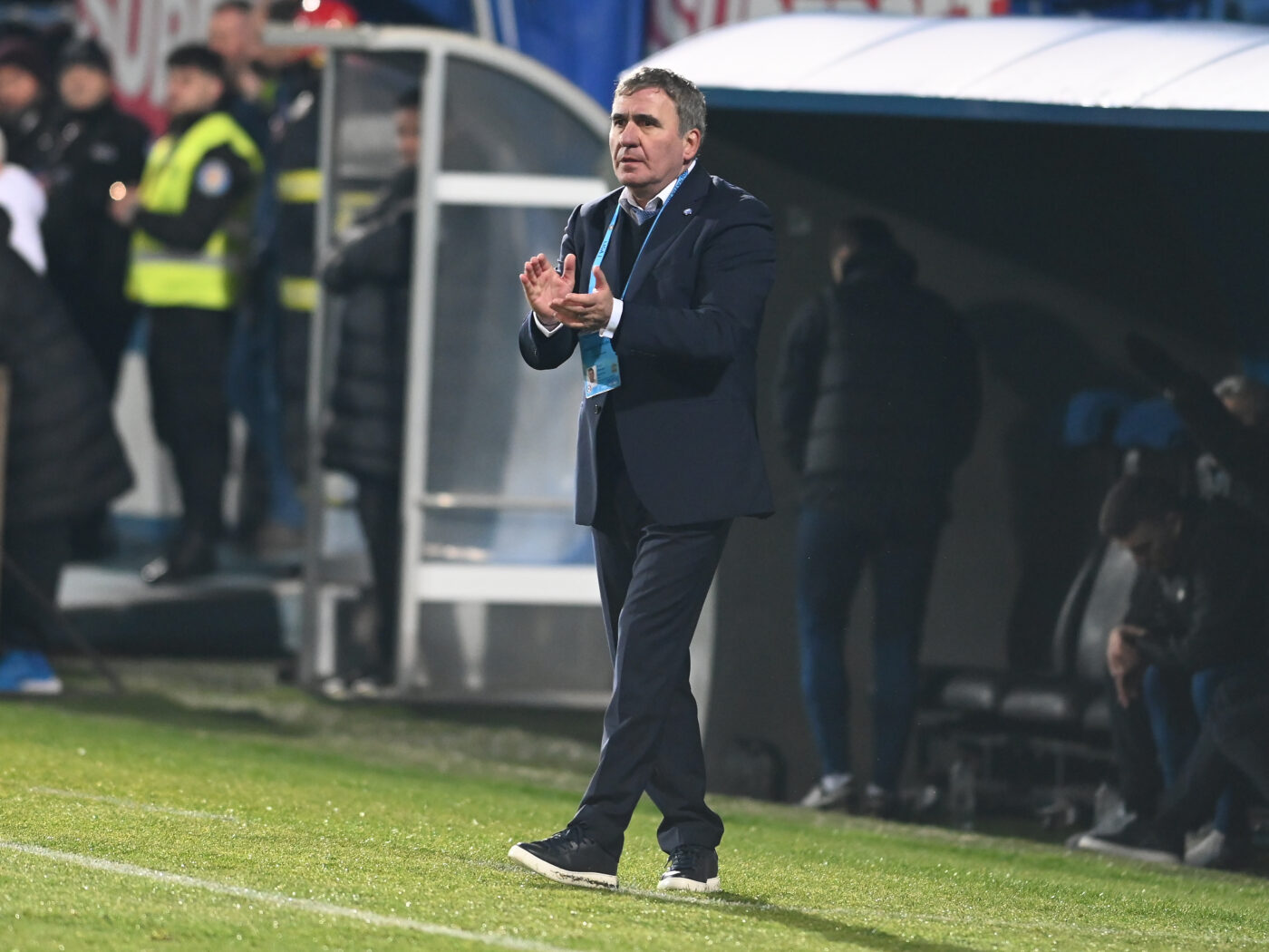 Gheorghe Hagi, decizie surprinzătoare la pauza meciului FCSB – Farul! A făcut trei schimbări și au apărut și ironiile: „Cineva a greșit numărul de telefon”