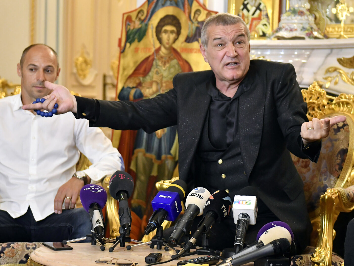 Gigi Becali îl felicită pe Elias Charalambous pentru decizia de a-l scoate pe Malcom Edjouma la pauza meciului câștigat de FCSB la Sepsi: „Trebuia să stea el în teren și să mâncăm bătaie sau să câștigăm meciul?!”