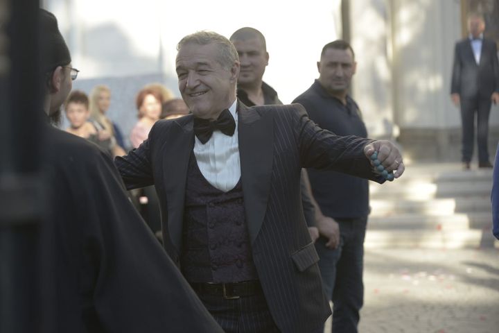 Gigi Becali „dă moda” în Superliga. L-a impresionat pe celebrul designer care a îmbrăcat nume celebre de la Hollywood. „El a adus trendul, e top! Jos pălăria în fața lui!”