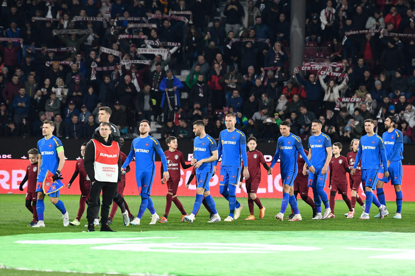 Imagine unică în istoria Superligii la meciul CFR Cluj – FCSB! Așa ceva se întâmplă doar în fotbalul civilizat din străinătate | FOTO