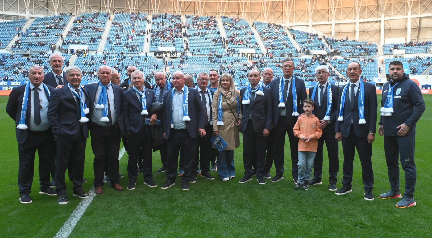 Imagini de colecție înainte de Universitatea Craiova – FCSB! Legendele din Bănie s-au îmbrăcat la costum și au celebrat 40 de ani de la semifinala cu Benfica din Cupa UEFA | GALERIE FOTO