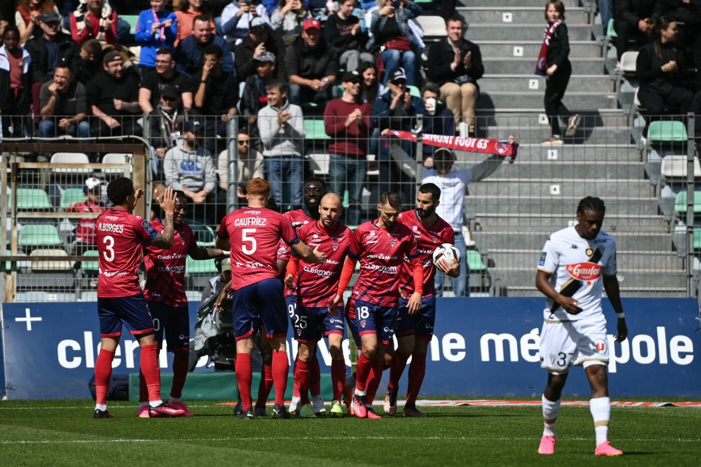 Imagini incredibile în Ligue 1, Franța: mai mulți suporteri și-au dat chiloții jos în spatele porții, înaintea unui penalty! Totul s-a întâmplat la duelul Clermont – Angers 2-1 | FOTO