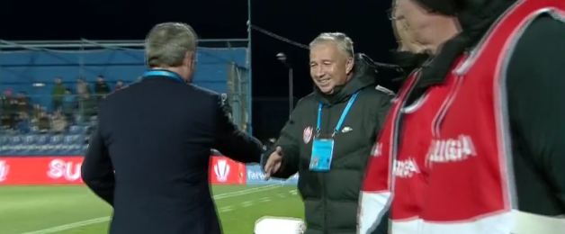 Au uitat de rivalitate! Cum au fost surprinși Gică Hagi și Dan Petrescu înainte ca arbitrul să fluiere startul meciului Farul – CFR Cluj | FOTO