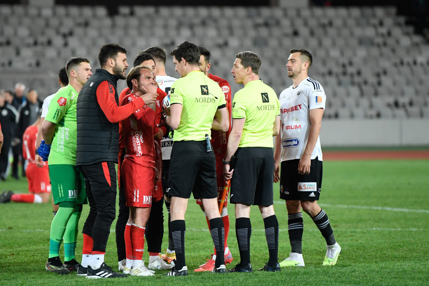 Doi arbitri de top, delegați la meciurile din prima etapă de Superliga, interziși de FRF! Unul dintre ei este cel care a declanșat scandalul monstru la Rapid – Sepsi | DOCUMENT OFICIAL