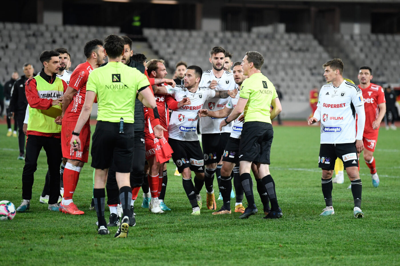 Istvan Kovacs, vinovat pentru deciziile controversate de la U Cluj – UTA Arad, meci din semifinalele Cupei României? „Mladinovici este o clasă sau două sub el!” | VIDEO EXCLUSIV ProSport LIVE
