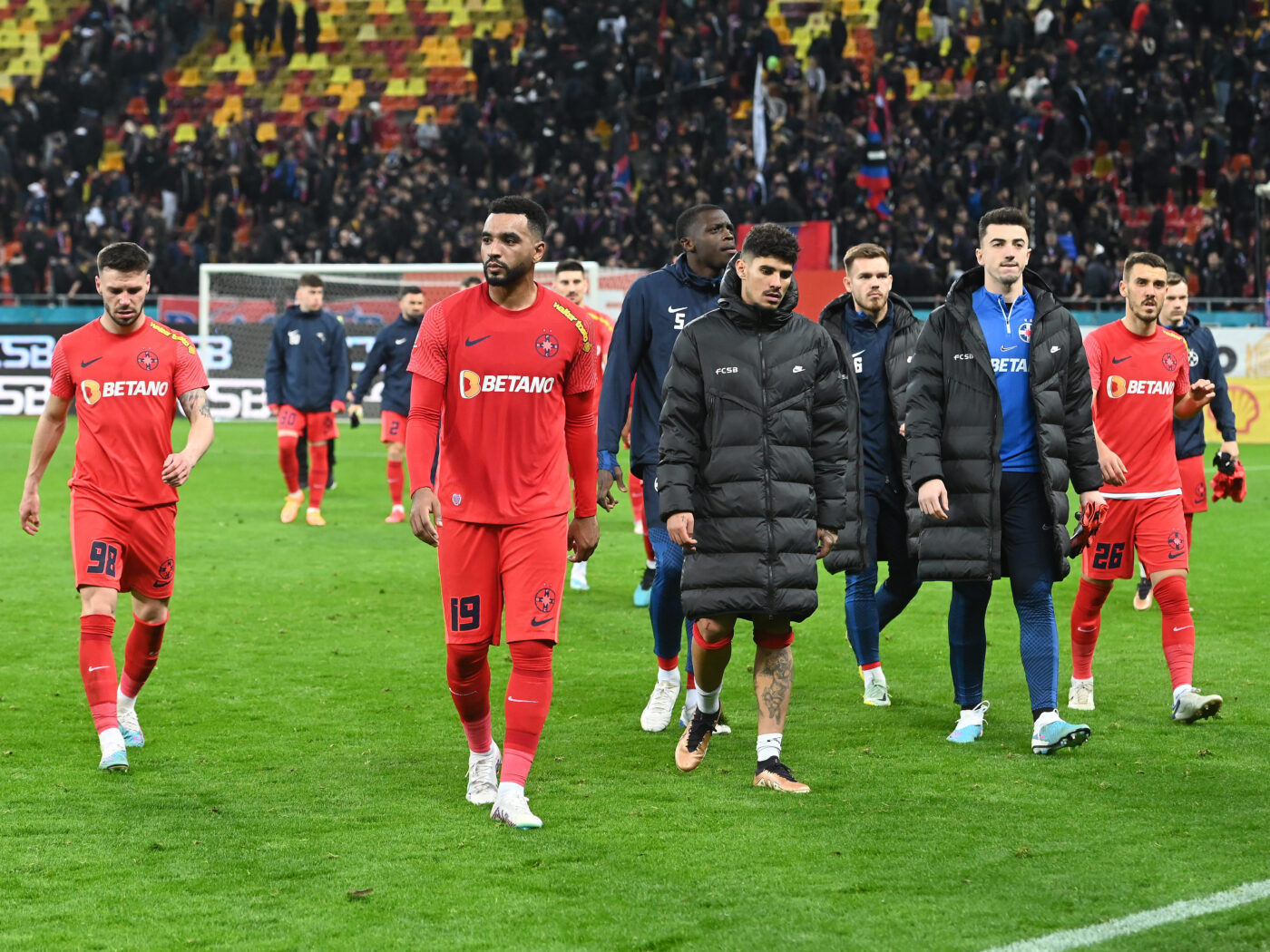 Jucătorul trimis de FCSB pe teren pentru a crea pericol în derby-ul cu Rapid e făcut praf: „Păcălește fotbalul, nu merită nici 10% din salariu! Să își ia bilet de avion pentru la vară, sunt mai ieftine acum” | VIDEO EXCLUSIV ProSport Live