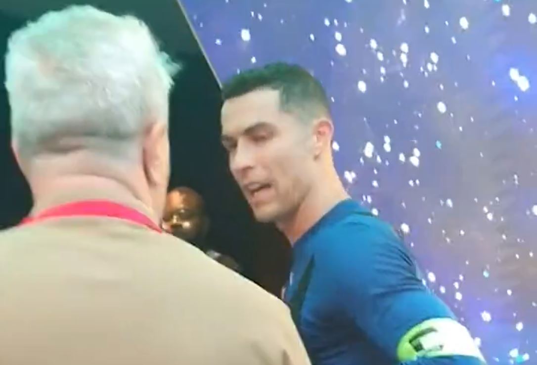 Marius Șumudică s-a ales cu tricoul lui Cristiano Ronaldo la finalul partidei Al Nassr – Al Raed 4-0. Cum au fost surprinși cei doi | VIDEO
