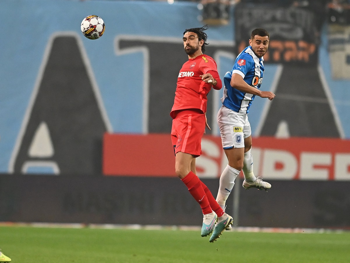 Moment jenant pentru Elias Charalambous în Universitatea Craiova – FCSB: antrenorul a început să urle la asistent, Kovacs a venit în viteză și i-a dat galben! Ce s-a întâmplat când tehnicianul a vrut să dea mâna cu centralul