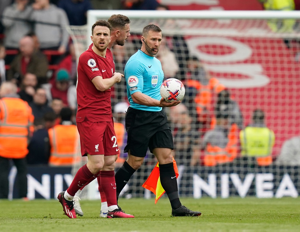 Prima decizie luată în cazul arbitrului care l-a lovit pe Andy Robertson cu cotul în figură la Liverpool – Arsenal!
