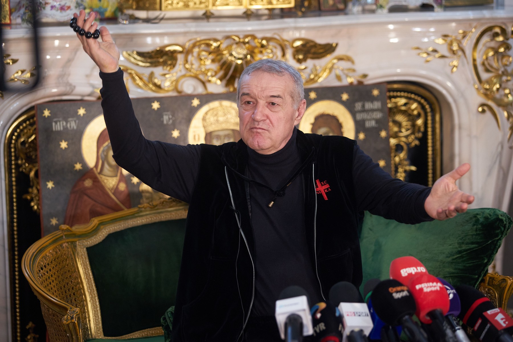 Răzvan Burleanu vrea să se întâlnească cu Gigi Becali, dar patronul lui FCSB pune o condiție esențială! Îl vrea plecat pe Kyros Vassaras din fruntea CCA: „Nu dă doi muci pe noi și pe România, a trimis arbitrii în Arabia”