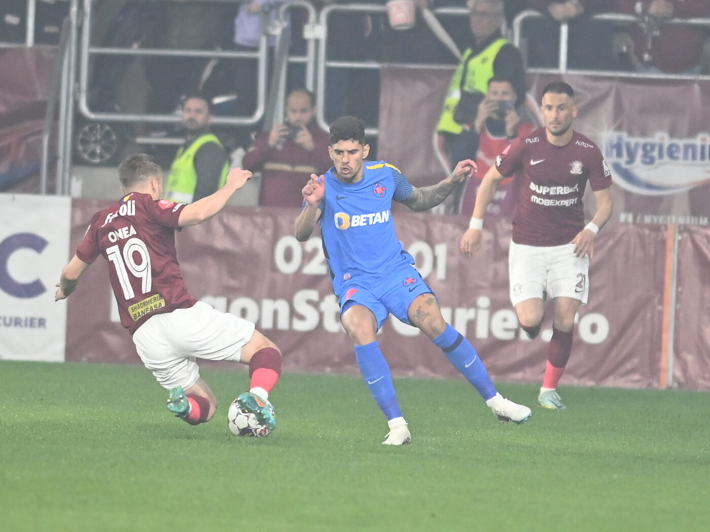 Probleme uriașe pentru Florinel Coman după intrarea lui Răzvan Onea! Dezvăluirea făcută de Meme Stoica: „Are piciorul violet!”