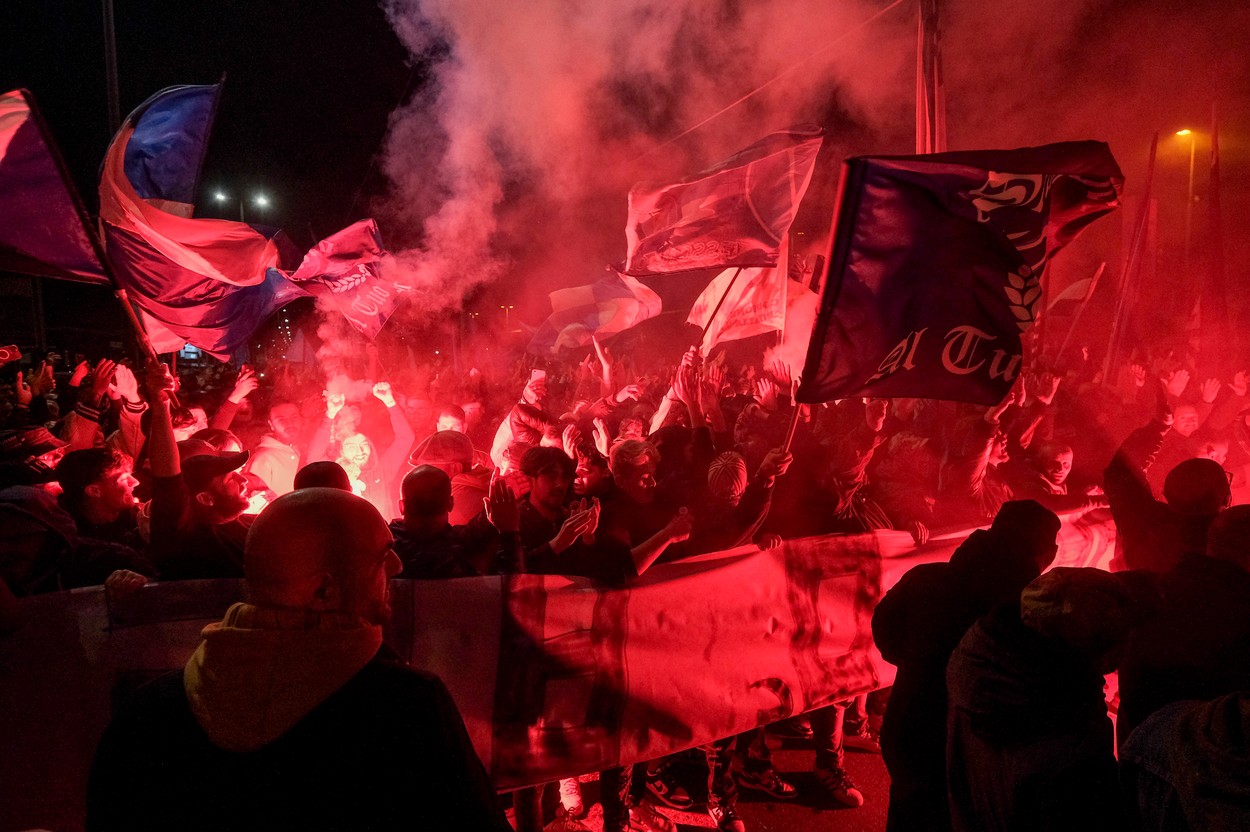Sărbătoare pe străzile din Napoli! Zeci de mii de fani au făcut spectacol după victoria cu Juventus! Trupa lui Spalletti e la un meci de cel de-al treilea titlu din istorie | VIDEO