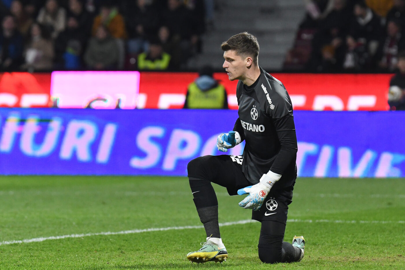 Ștefan Târnovanu a pus tunurile pe toată lumea după CFR Cluj – FCSB 1-1: „Aseară, la Mazilu a fost penalty, aici la Miculescu nu a fost” / „Stilul lor caracteristic: „Trag de timp, stau pe jos”