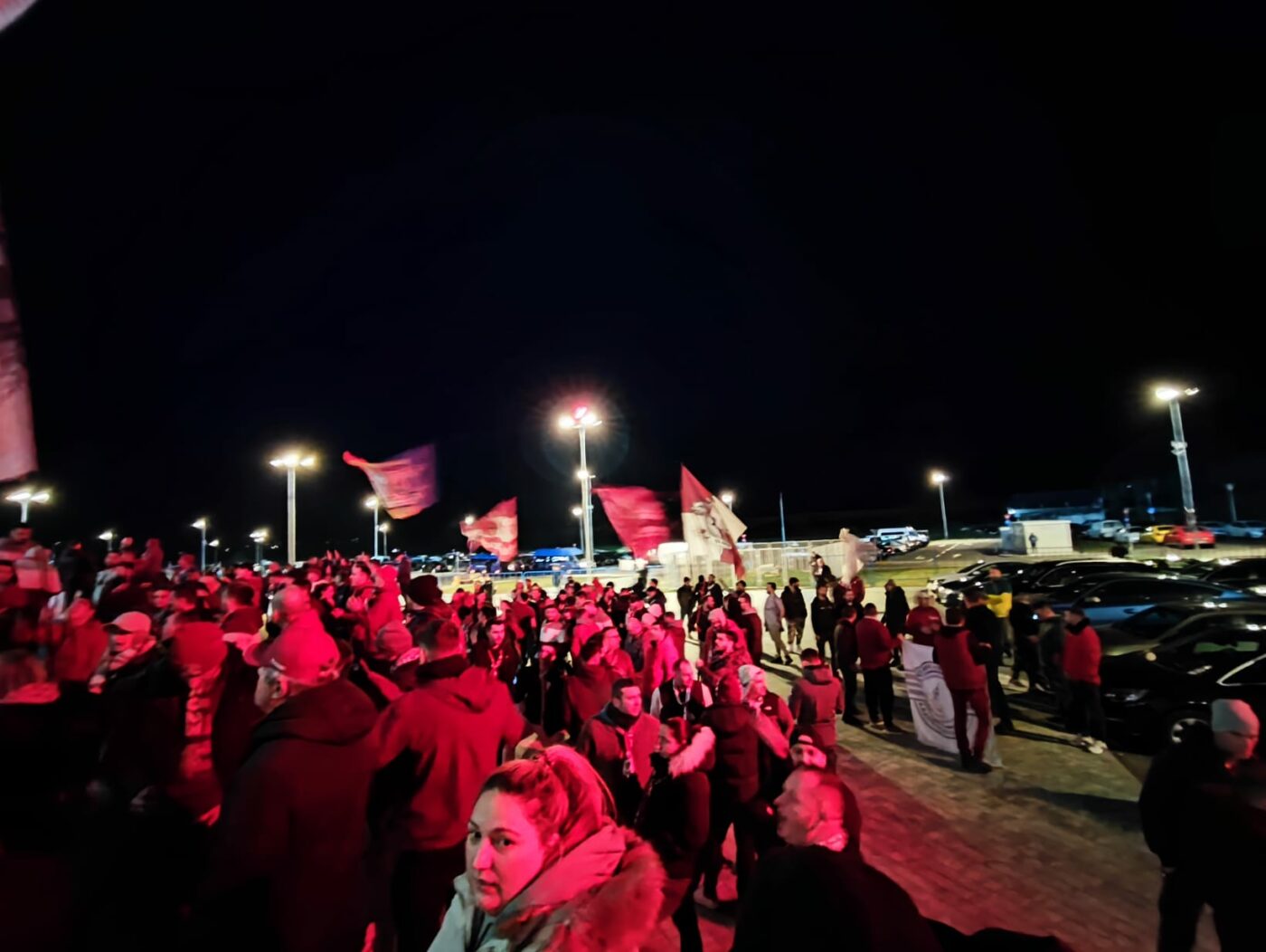 Tensiuni uriașe la Sepsi – Rapid! Galeria giuleștenilor a părăsit stadionul în minutul 15, după ce startul partidei fusese amânat