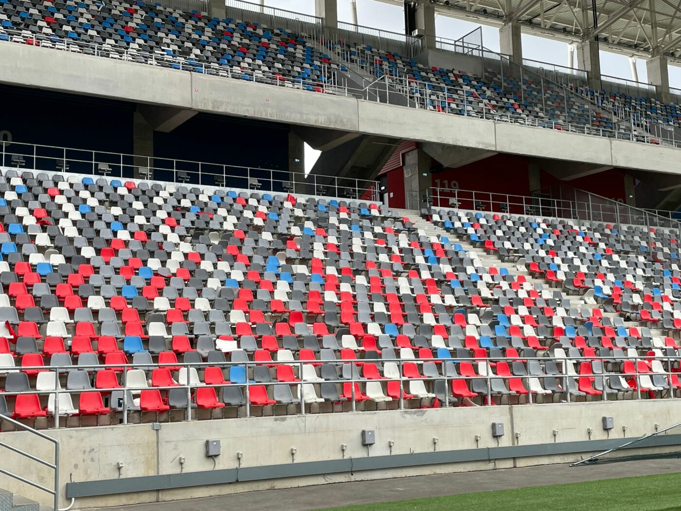 Imaginile dezastrului după noul derby dintre CSA Steaua și Dinamo! Cum arată peluza ocupată de PCH după ce ultrașii au dat foc scaunelor |  FOTO & VIDEO EXCLUSIV