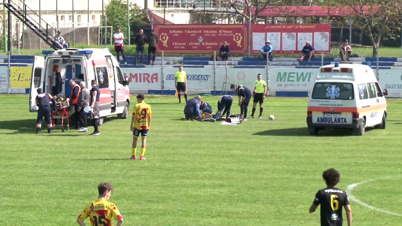 VIDEO | Accidentări șocante în chiar primul minut al meciului dintre Ripensia și FC Brașov. Jucătorii s-au dat cap în cap și au ajuns amândoi la spital