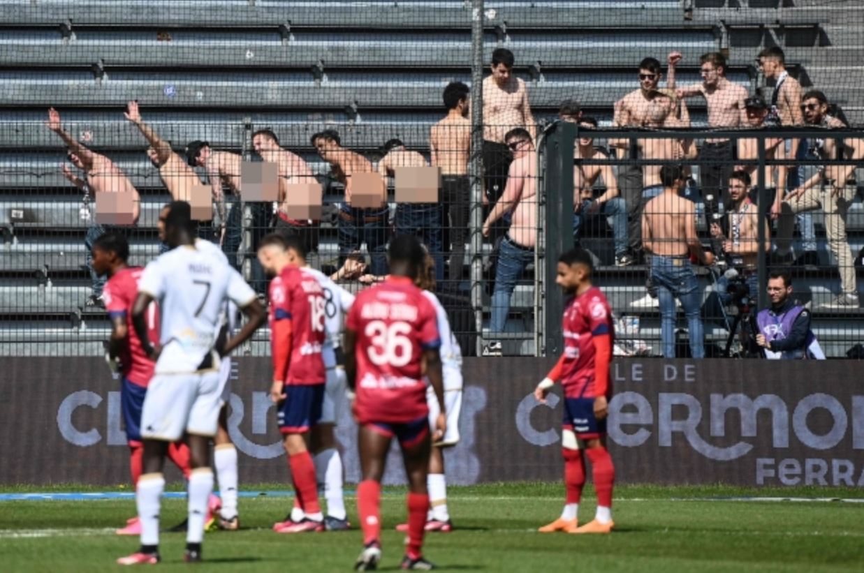 Suporterii lui Angers și-au dat chiloții jos, în încercarea de a intimda un adversar care urma să execute un penalty. Sursa foto: The Sun