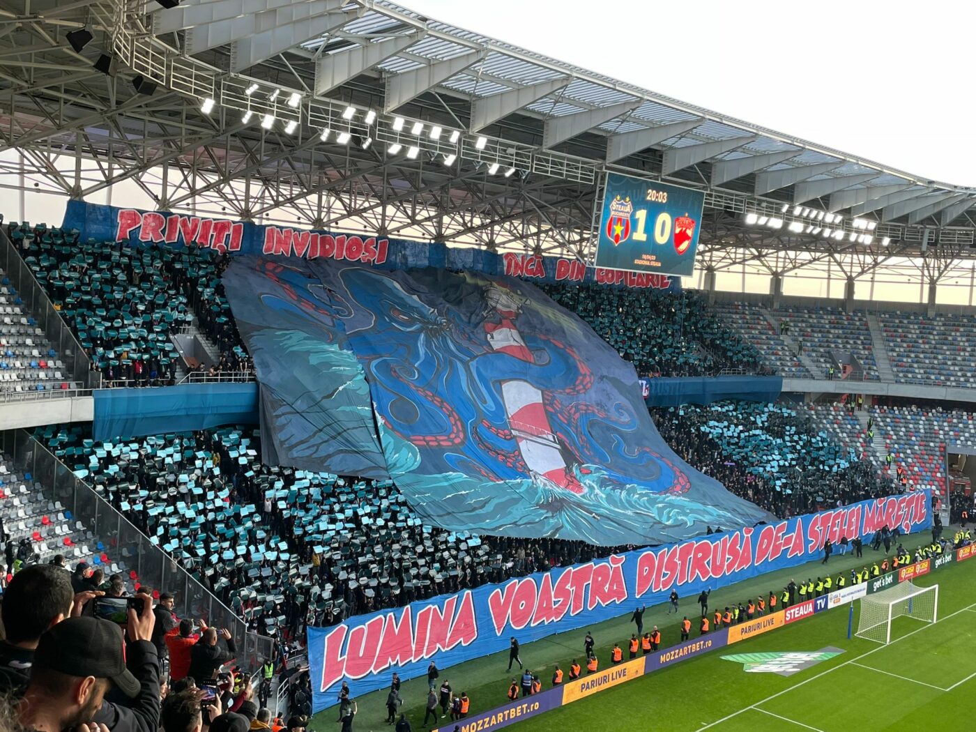 Coregrafie superbă afișată de suporterii steliști la derby-ul cu Dinamo: „Lumina voastră, distrusă de-a Stelei măreție”