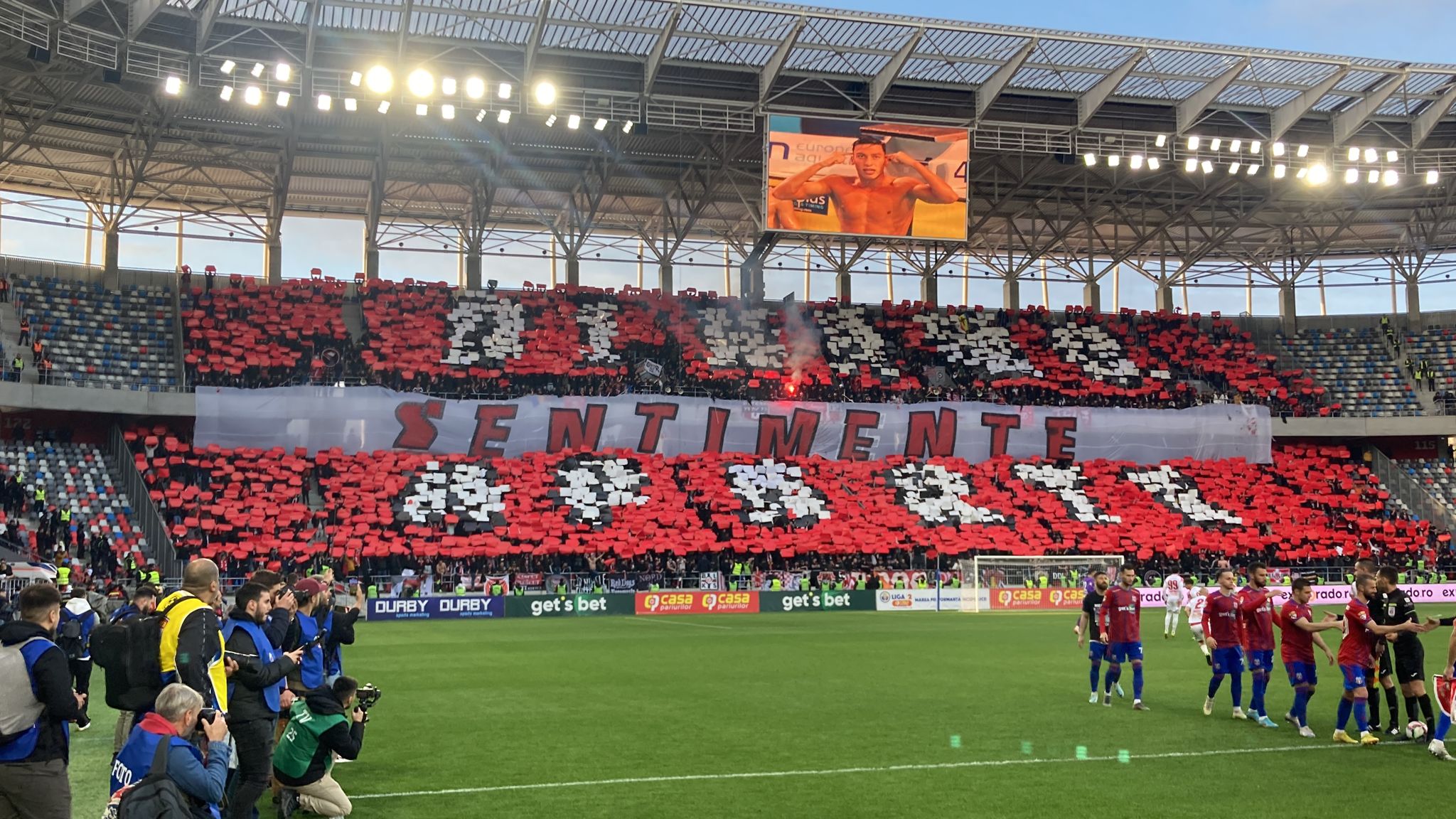 Scenografii spectaculoase ale celor două peluze de la noul derby CSA