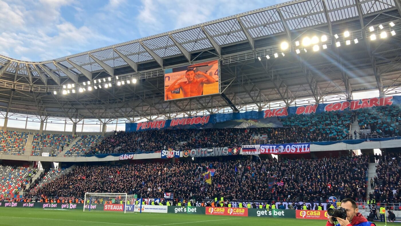 „Priviți invidioși încă din copilărie”, au transmis fanii Stelei, la derby-ul cu Dinamo