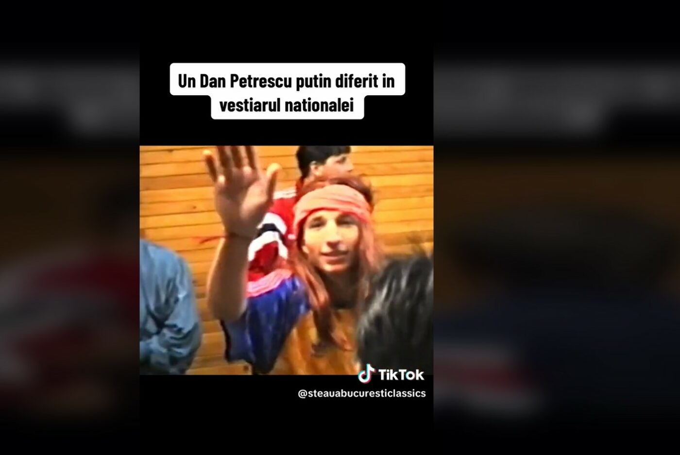 Imagini unice din vestiarul Generației de Aur: „Vă prezint un nou jucător, Caniggia!”. Dan Petrescu a intrat pe ușă cu perucă și batic în jurul capului, iar coechipierii s-au tăvălit pe jos de râs | VIDEO