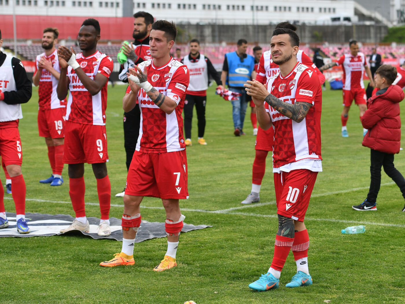 Steliano Filip unește fotbaliștii din Superligă într-un demers caritabil. Tricourile lui Sorescu, Săpunaru, Alibec sau Budescu, scoase la licitație de fostul căpitan din „Ștefan cel Mare” pentru un orfelinat din Orșova. „Împreună spre bine!”