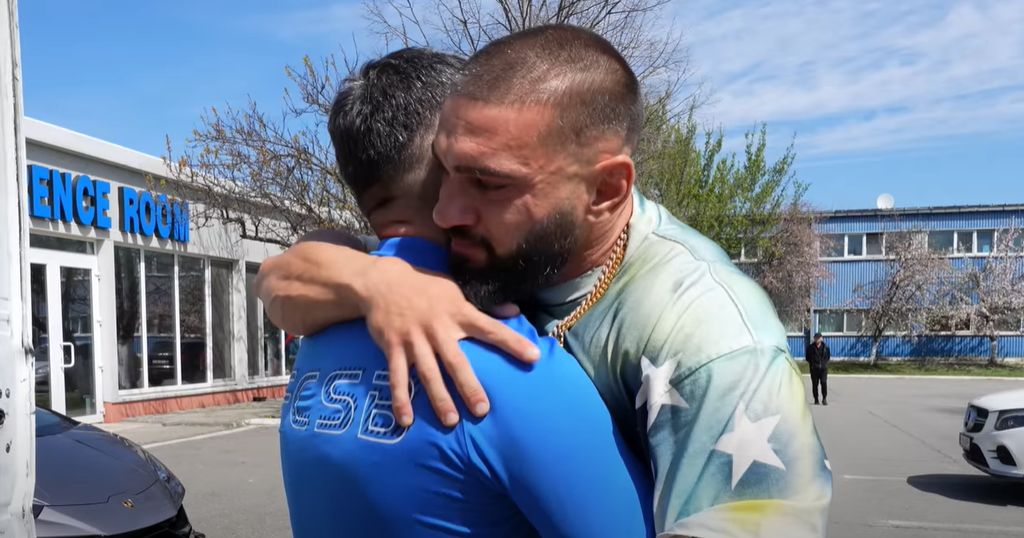 Dorian Popa, cu ochii în lacrimi la baza sportivă FCSB! Cadou special dăruit unuia dintre cei mai importanți angajați ai lui Gigi Becali: „Îți sunt extrem de recunoscător!” | VIDEO