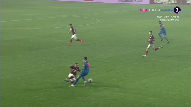 Onea a scăpat doar cu un cartonaș galben după faultul dur comis asupra lui Coman. Sursa foto: captură TV Digi Sport