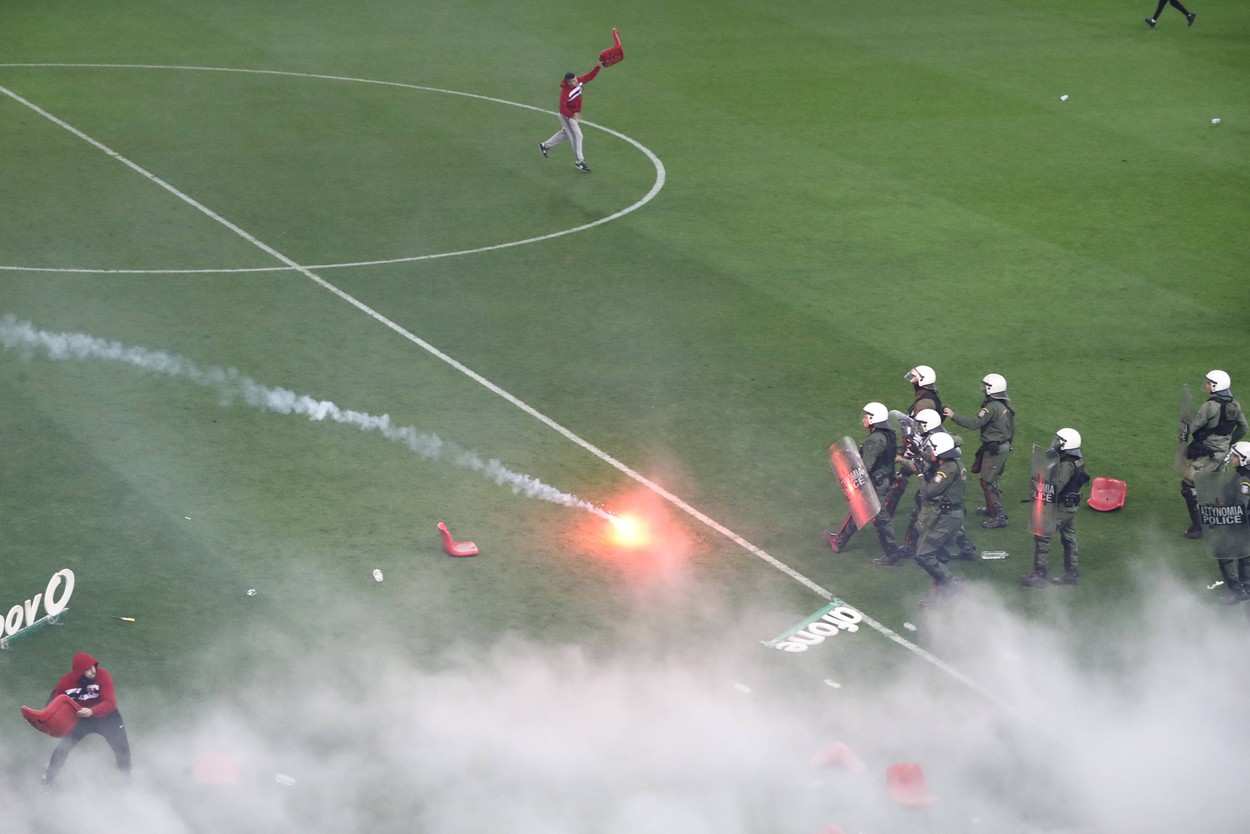 Dezvăluiri despre nebunia de la vestiare: arbitrul derby-ului, lovit în zona genitală, chiar pe tunel!