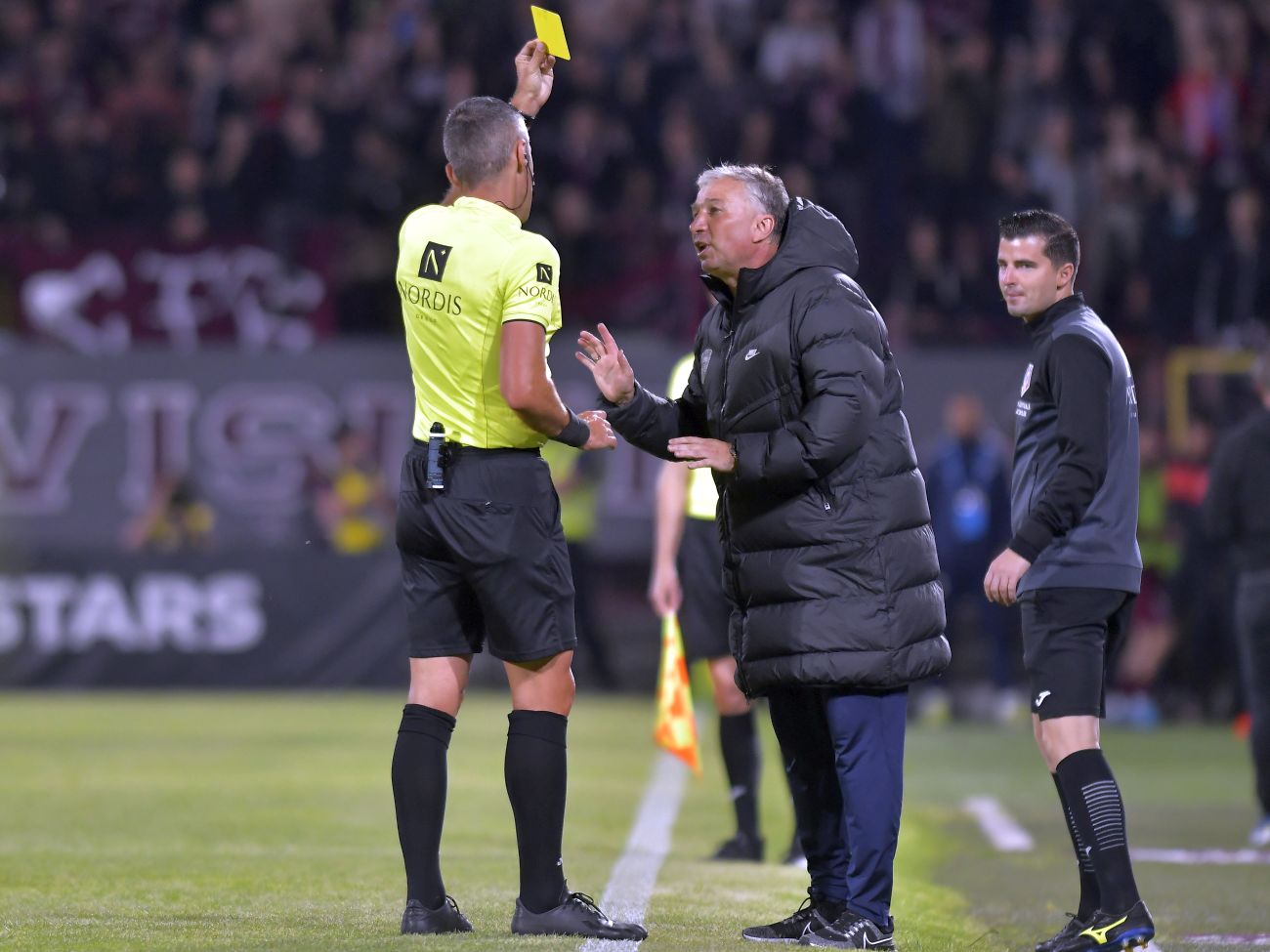 Arbitrul contestat de toată lumea va fi la centru în derby! Greșelile mari cu care a avantajat și CFR și FCSB: clujenii n-au câștigat niciodată cu el în partidele cu roș-albaștrii