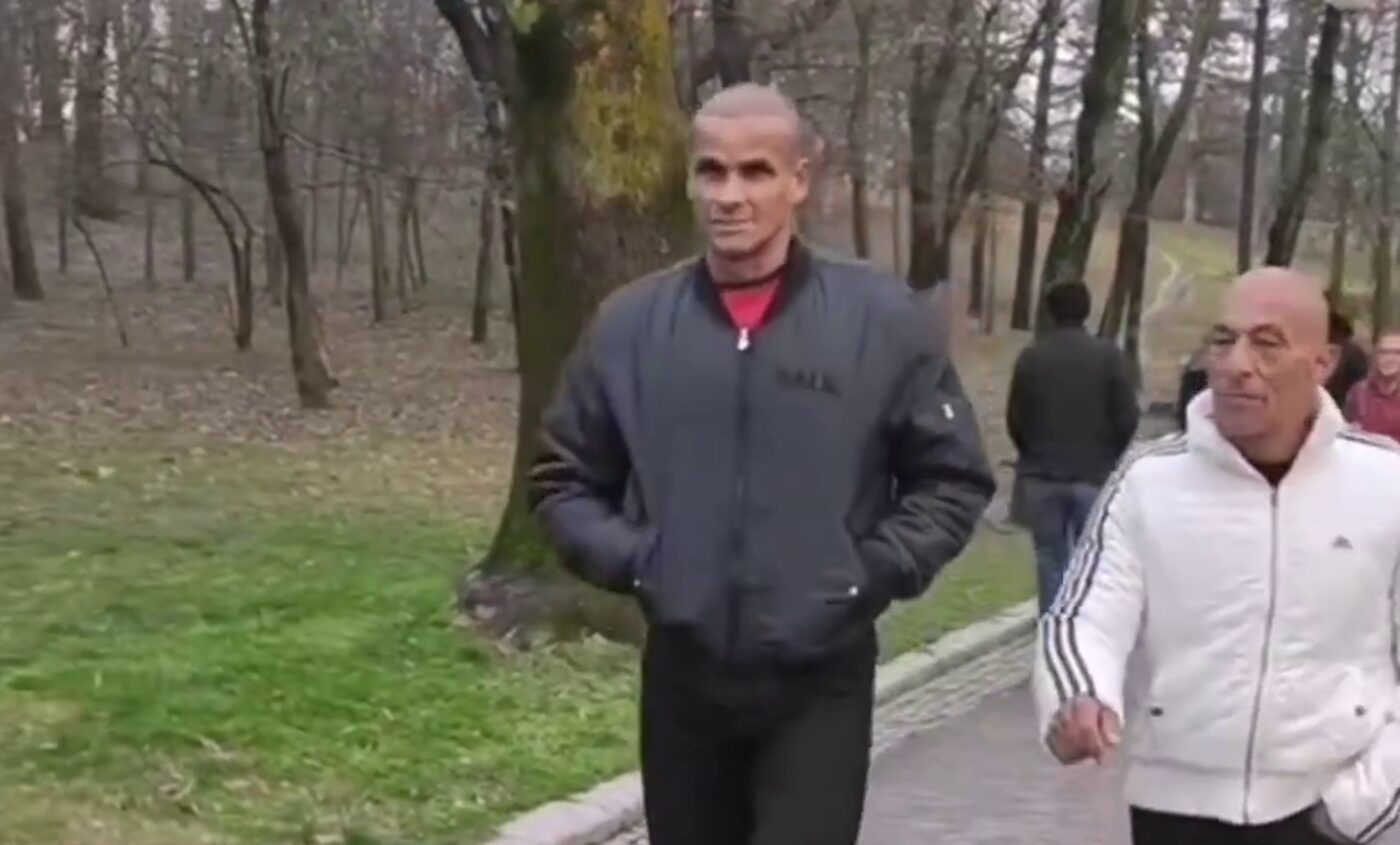Marele Rivaldo, luat peste picior într-un parc din Craiova: „De unde ți-ai luat, mă, mersul ăsta?!”. Internetul a explodat după reacția golănească a celui care l-a filmat | VIDEO