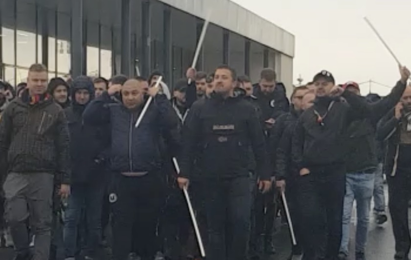 Incidente între galerii înainte de UTA Arad – U Cluj! Fanii celor două echipe au forțat o confruntare, dar au fost opriți de poliție | VIDEO
