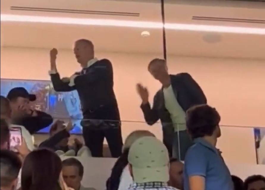 Gestul incalificabil al tatălui lui Erling Haaland împotriva fanilor lui Real Madrid face înconjurul planetei! Alfie Inge a fost scos de forțele de ordine după ce a aruncat în suporterii madrileni cu mâncare și le-a arătat semne obscene | VIDEO