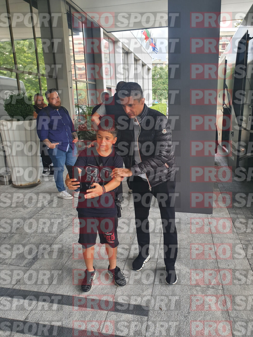 Răzvan Lucescu escortat de Poliție și trupele speciale pentru finala Cupei Greciei, PAOK – AEK, meci cu porțile închise la Volos. Orașul gazdă arată ca o bază militară! Imagini spectaculoase cu echipa antrenorului român | VIDEO ȘI FOTO EXCLUSIV