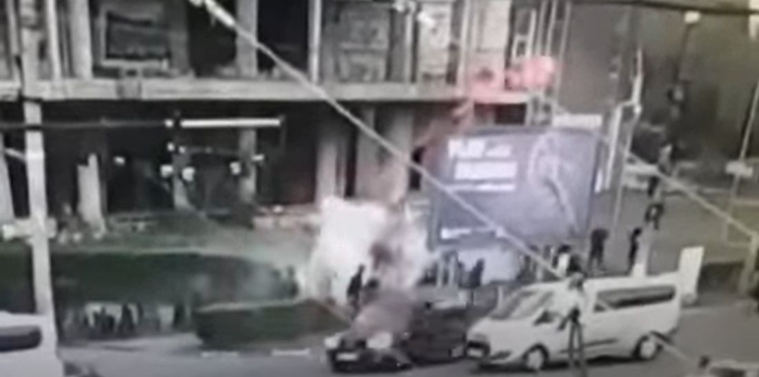 Acestea sunt imaginile bătăii dintre fanii lui Dinamo și cei ai lui Oțelul, de la Galați, în urma căreia un polițist a fost lovit cu o piatră în cap și dus de urgență la spital! Ce se vede pe filmări | VIDEO