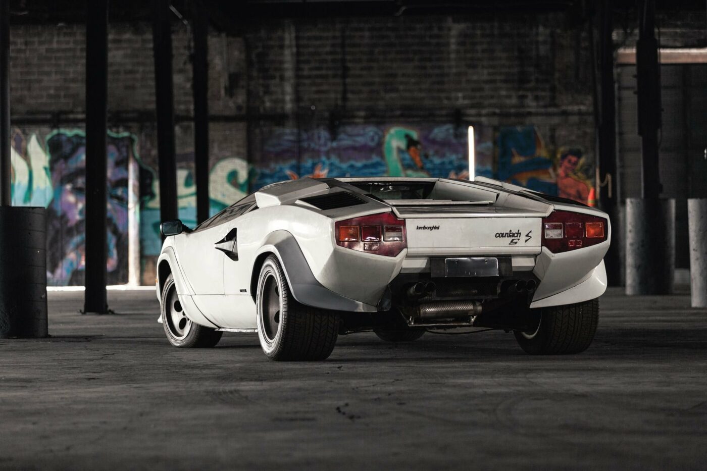 A abandonat un Lamborghini Countach în anul 2000 în service-ul auto al unui mecanic! Cât a ajuns să coste acum bolidul care nu mai pornea la cheie și pe care s-a pus praful: suma e amețitoare!