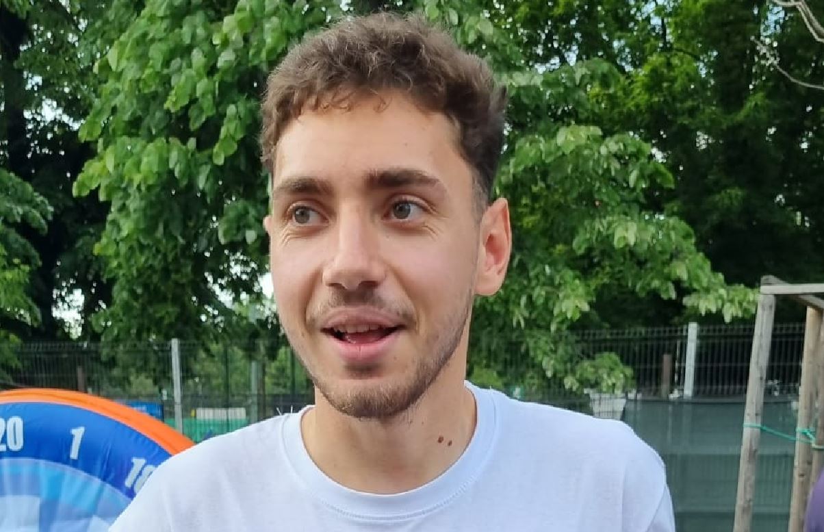 Ahmed Bani, apariție spectaculoasă la barajul de promovare dintre Dinamo și FC Argeș! Ce scria pe tricoul pe care fotbalistul și l-a făcut special | FOTO