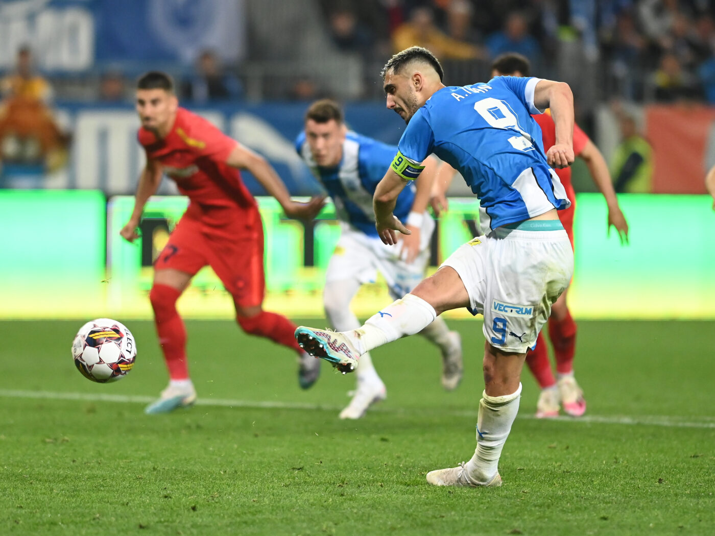 Bănel Nicoliță sare calul și îl ia la mișto pe Andrei Ivan, după ce acesta a ratat un penalty în meciul Universitatea Craiova – FCSB! „Nici acolo nu am văzut așa ceva!”