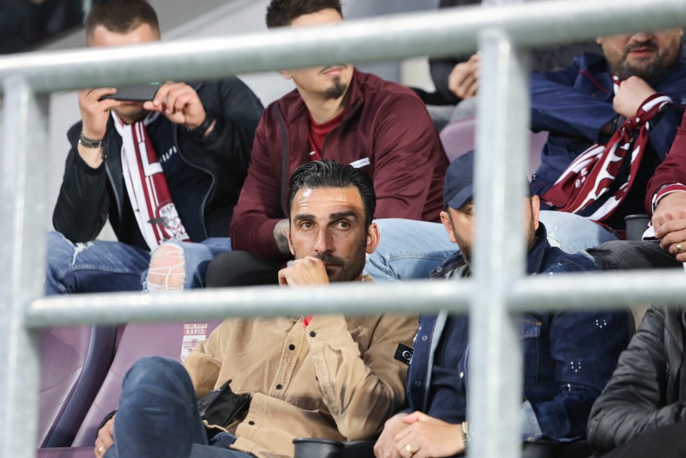 Apariția surprinzătoare a lui Elias Charalambous la meciul Rapid – CFR Cluj. Antrenorul celor de la FCSB se află în tribune la duelul din Giulești | FOTO