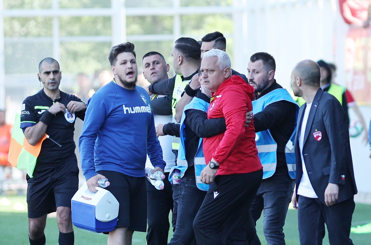 Apelul PCH a fost în zadar! Fanii lui Dinamo au provocat incidente la meciul cu Unirea Dej! Se joacă derby-ul cu Steaua fără spectatori? | VIDEO EXCLUSIV
