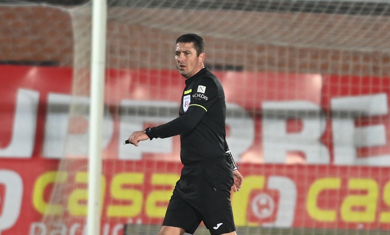 Arbitrul Adrian Cojocaru a provocat supărare la meciul FC Argeș – UTA Arad 2-2! Un jucător s-a simțit jignit: „Păi, sunt câine? Ce sunt?”