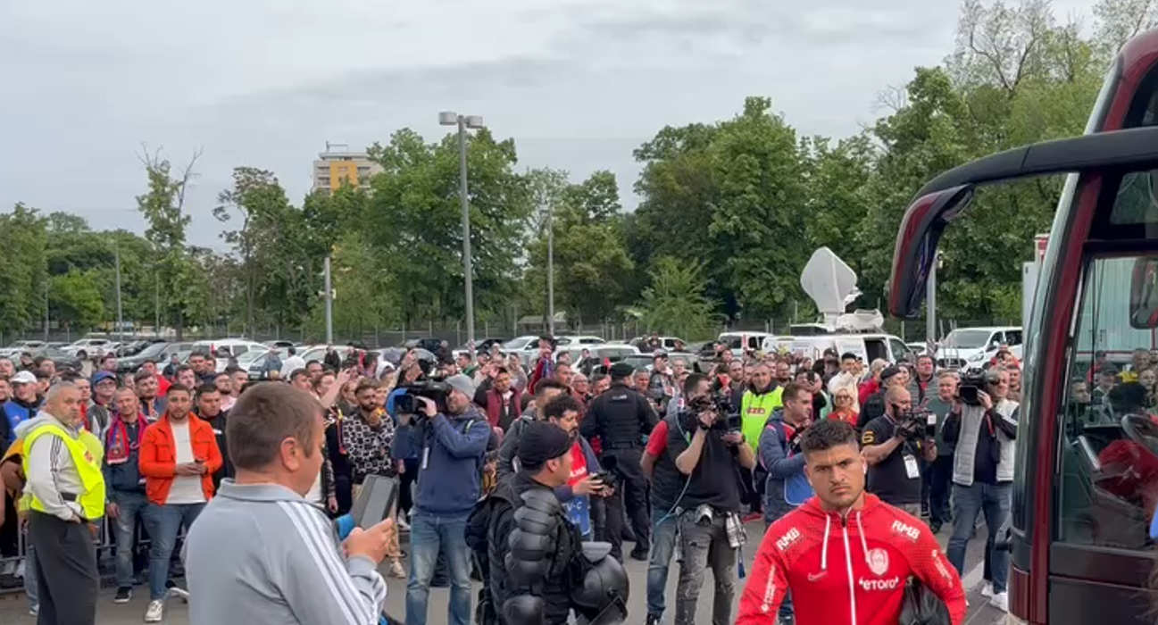 Autocarul lui CFR Cluj, luat cu asalt de suporterii FCSB! Ardelenii au fost huiduiți minute în șir. „Cinci ați ați furat!”/ „E greu fără arbitri!” | VIDEO