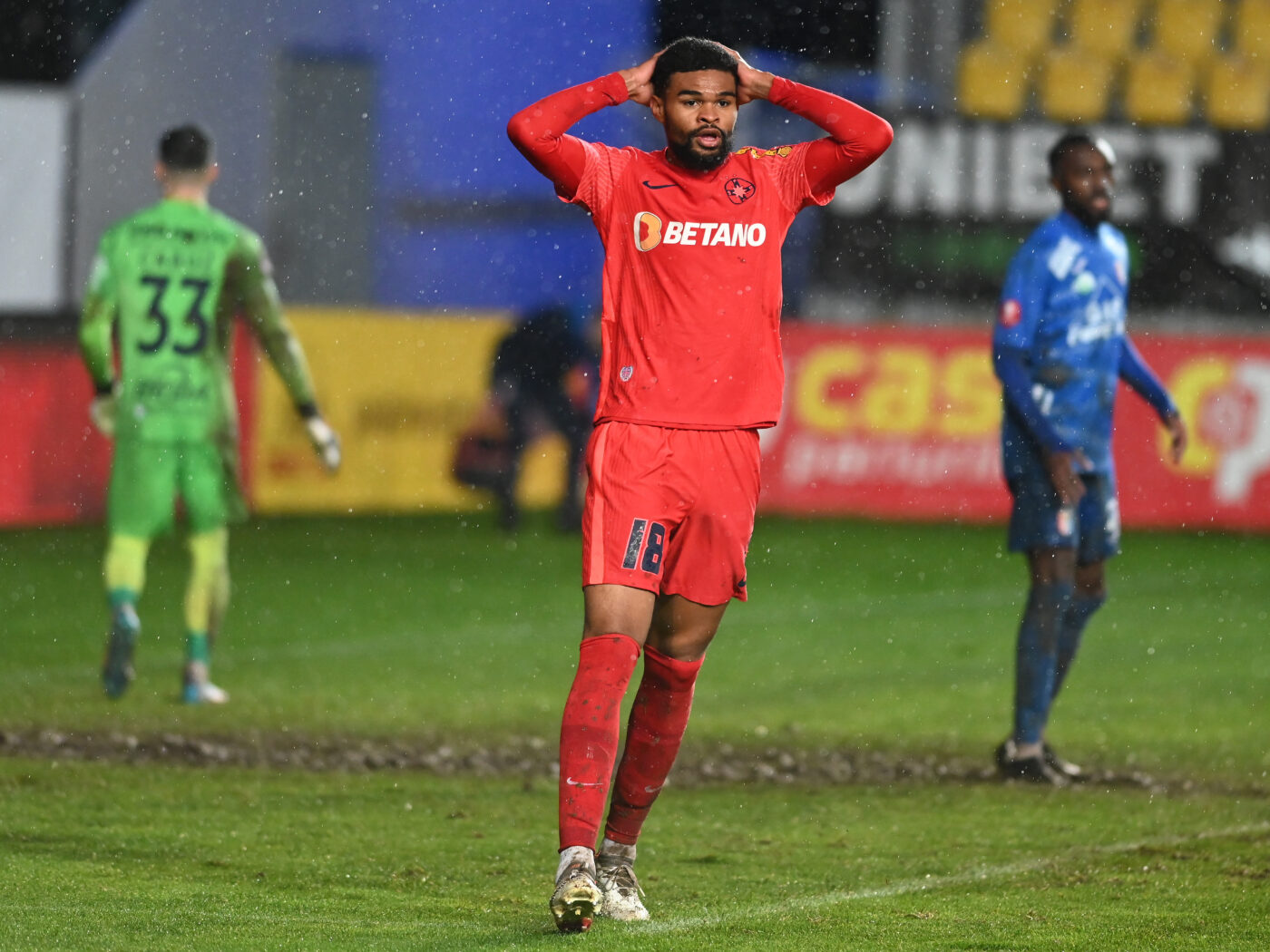 Misteriosul caz al lui Malcom Edjouma: e pe lista indezirabililor la FCSB și din acest motiv nu a fost trimis la „vraciul” Marjana pentru a se recupera mai rapid?! Dezvăluiri din vestiarul roș-albaștrilor