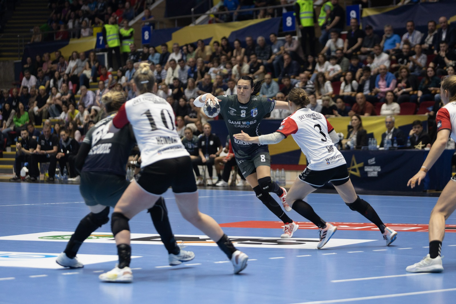 Așa s-a decis Final Four-ul din Liga Campionilor la handbal feminin: cartonaș roșu acordat extrem de ușor pentru CSM București!